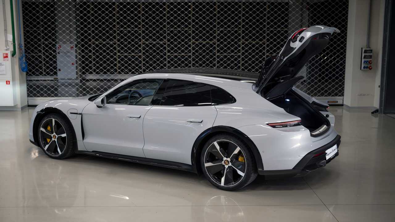 Porsche Taycan Cross Turismo с открытым багажником