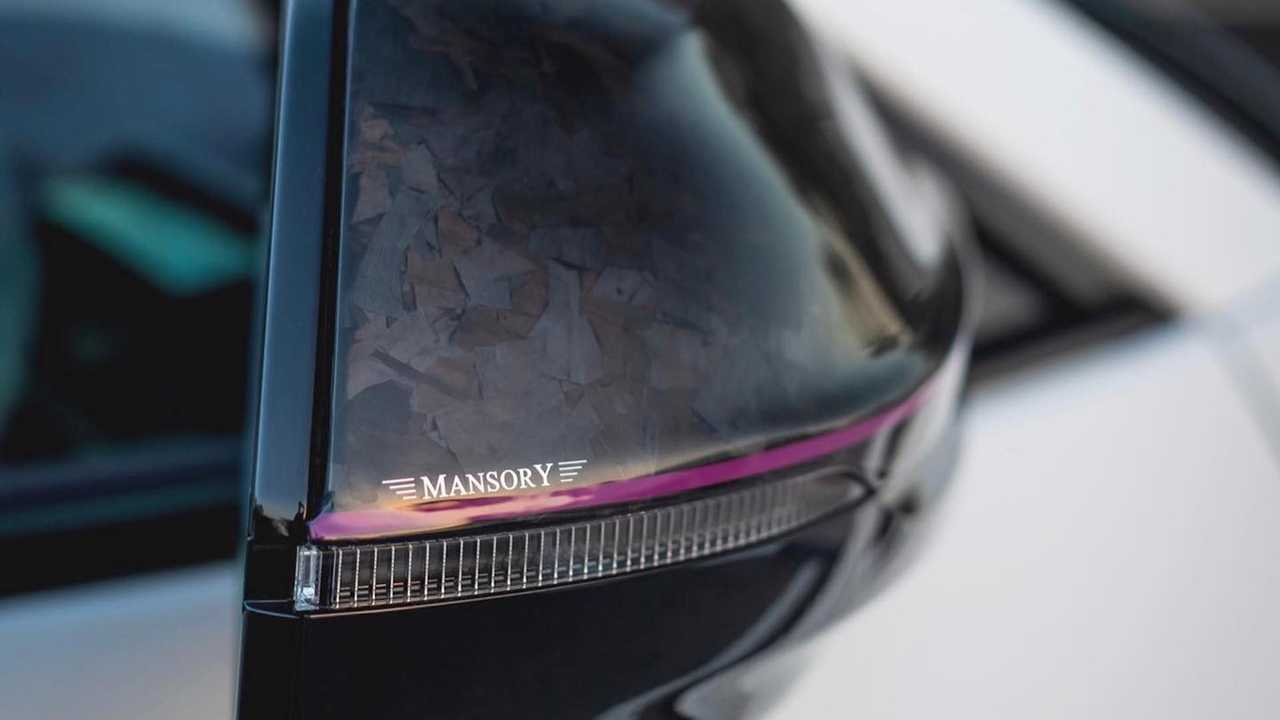 Lamborghini Urus by Mansory con interni viola
