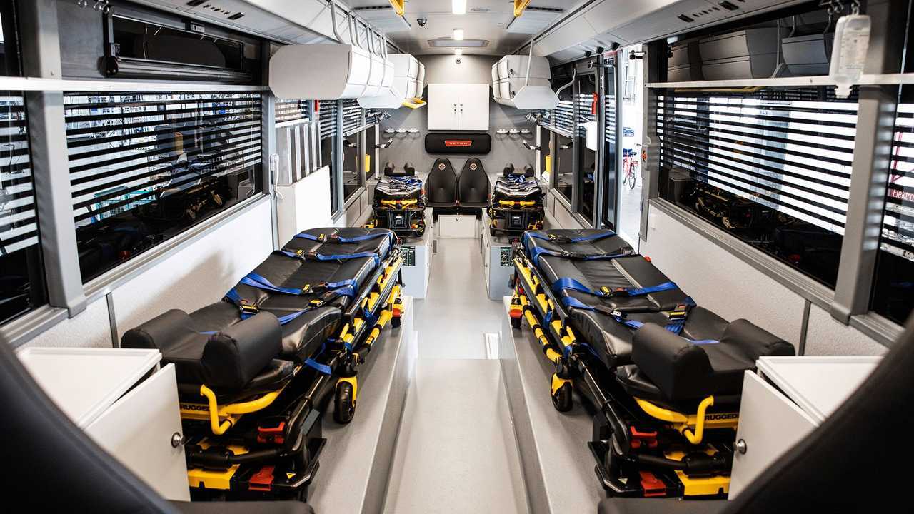 Setra Low Entry wird zum Krankenwagen mit vier Intensivbetten