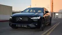 Quartier avant extérieur de la Volvo V90 T6 R-Design à traction intégrale 2021