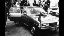 Giscard d`Estaing war von 1974 bis 1981 französischer Staatspräsident. Hier steht er 1977 (als Dritter von rechts) neben seinem verlängerten Peugeot 604.
