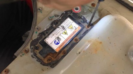 Harness-Eating Rats Make Tesla Model S Stop On The Road