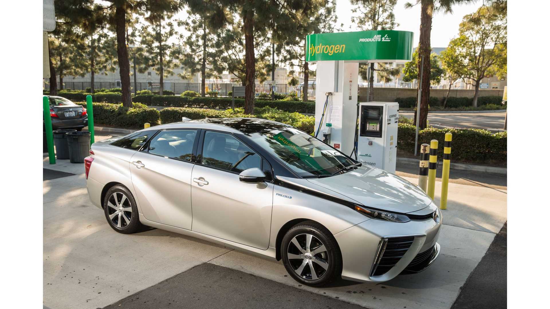 Toyota Provides Mobile HalfFill Hydrogen Refuel Stations For Mirai In