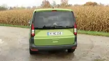 VW Caddy (2021): Auch das Heckfenster ist dunkel gefärbt.