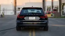 Vue arrière extérieure de la Volvo V90 T6 R-Design AWD 2021