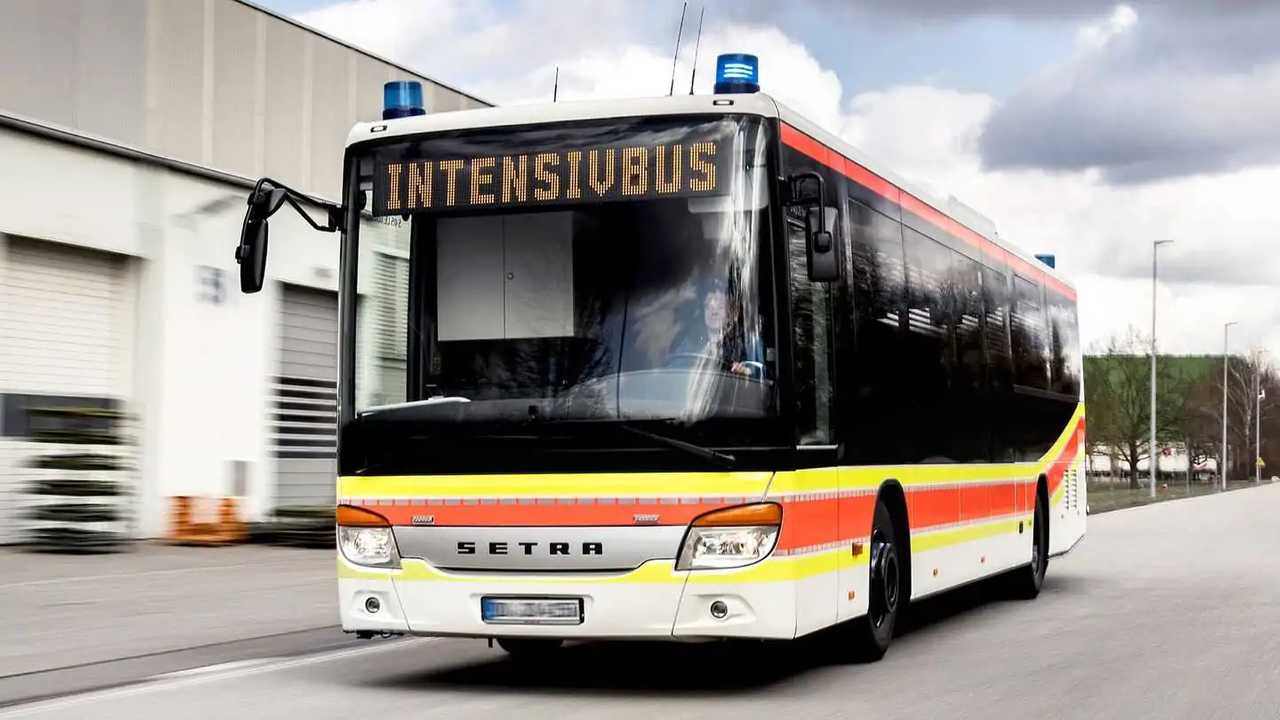 Großraum-Intensivtransportwagen von Setra in der Frontalansicht