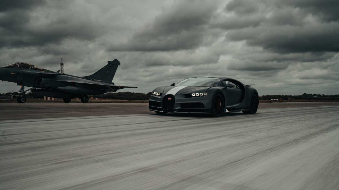 Bugatti Chiron Sport vs Rafale Marine