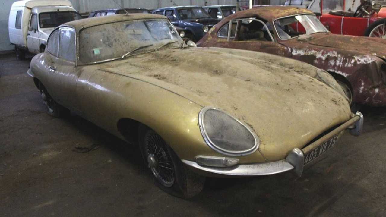 Coches clásicos abandonados en una granja de Francia