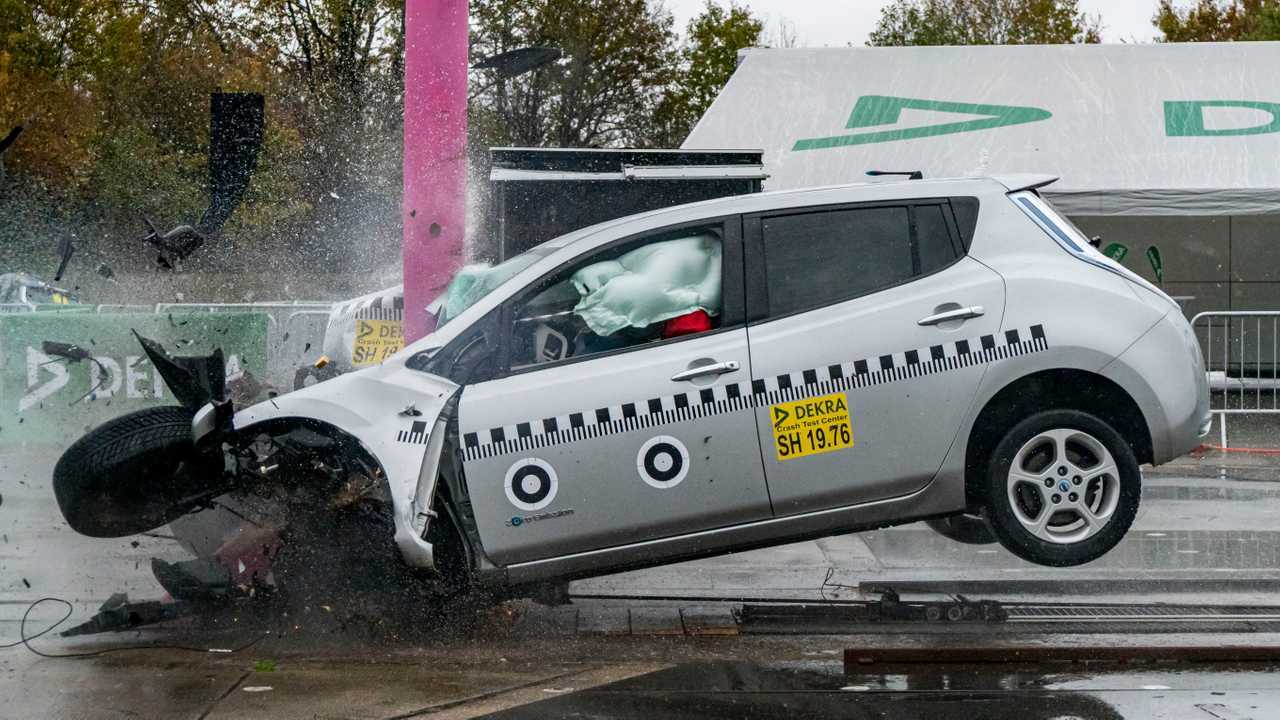 Суровый краш-тест первого поколения Nissan Leaf