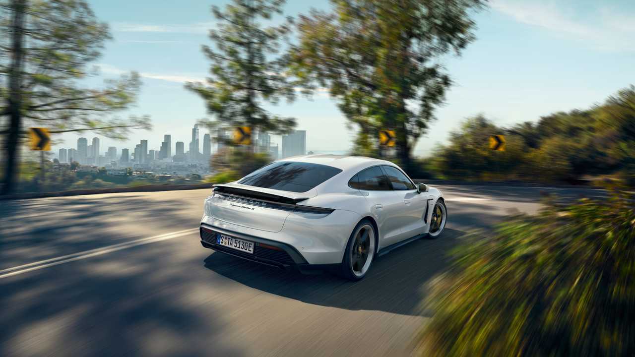 Porsche-Tesla, il duello ha inizio