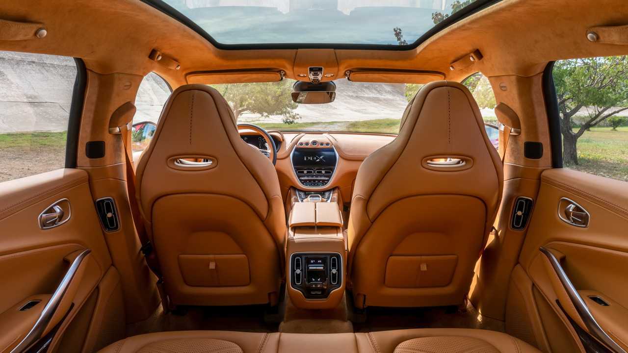 Aston Martin svela glI interni della DBX