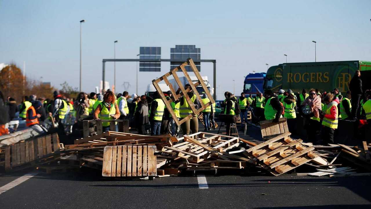 Prezzo benzina, in Francia scoppia la polemica