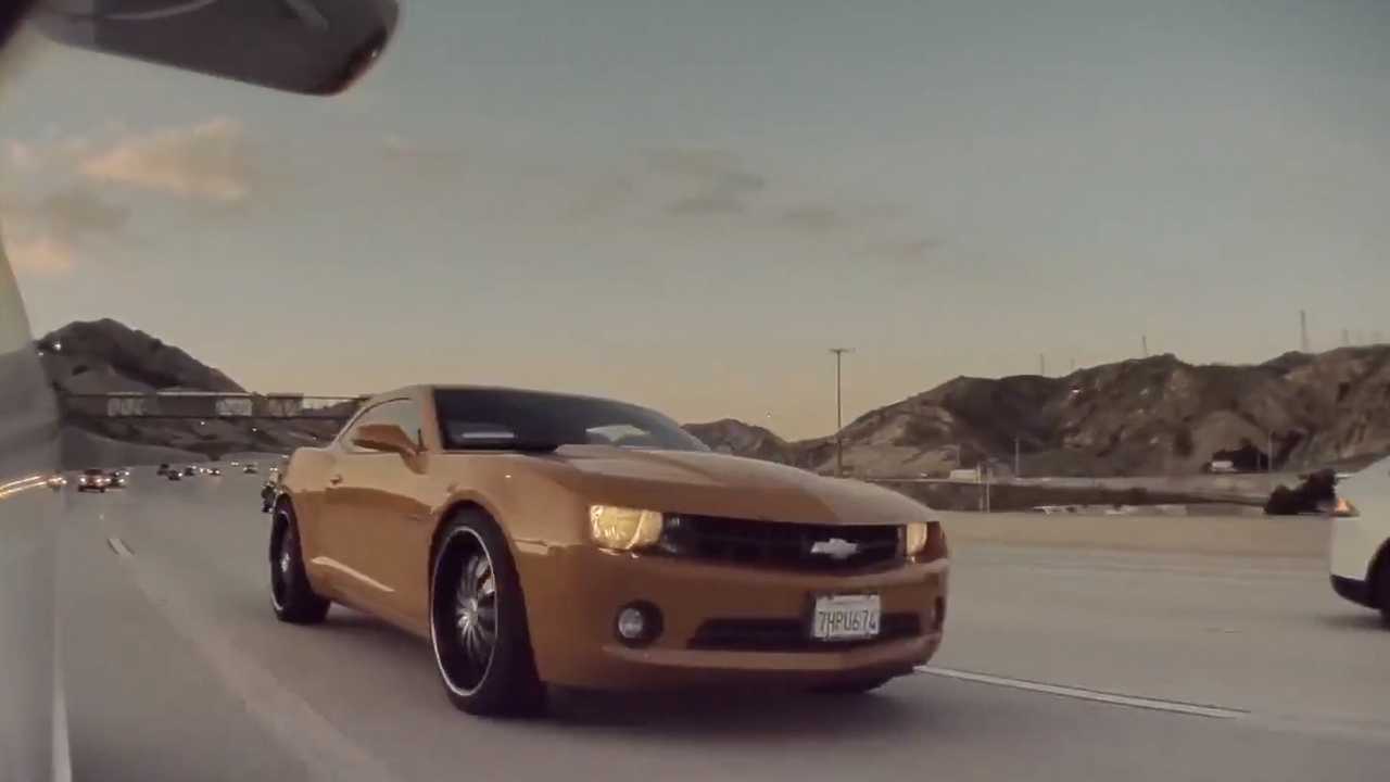 See This Camaro Driver Throw A Bunch Of Coins In a Tesla Model 3