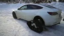 Tesla Model 3 con cingoli di neve