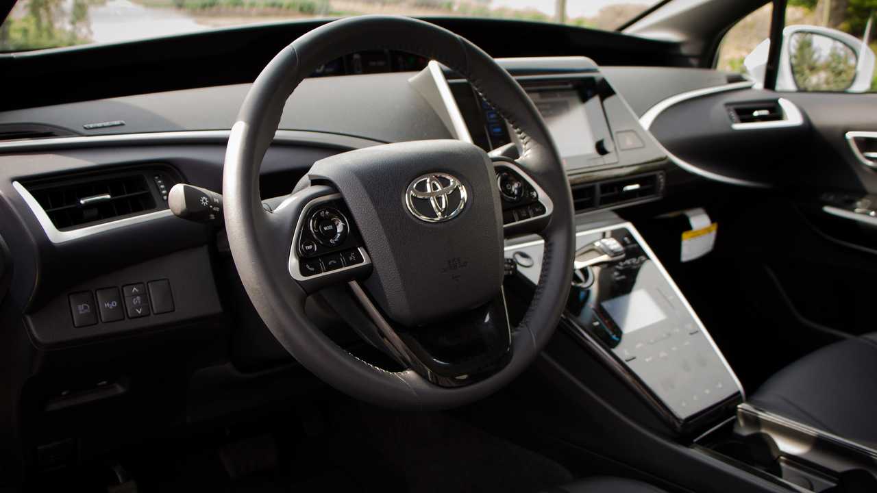 2017 Toyota Mirai: Review