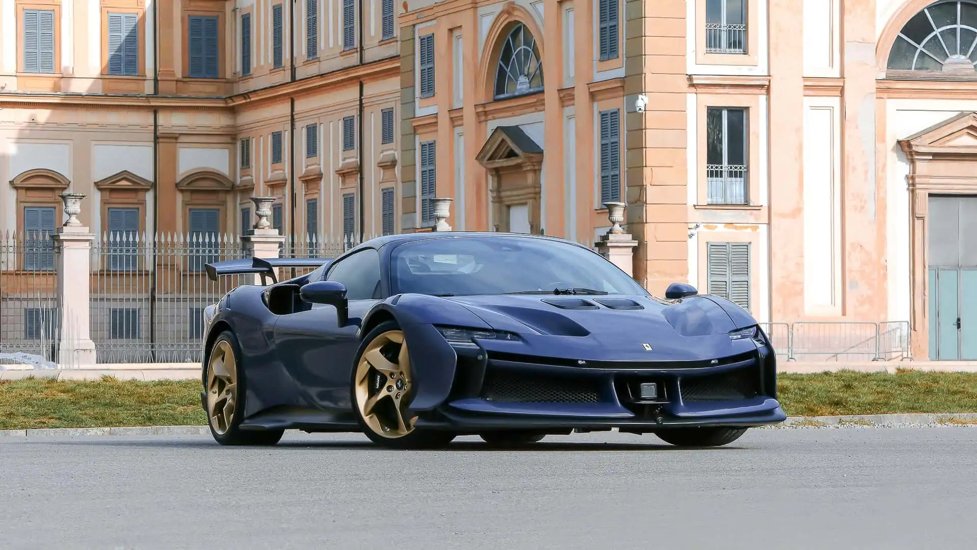 Bir Ferrari SF90 XX Spider, ilk kez açık artırmaya sunuluyor