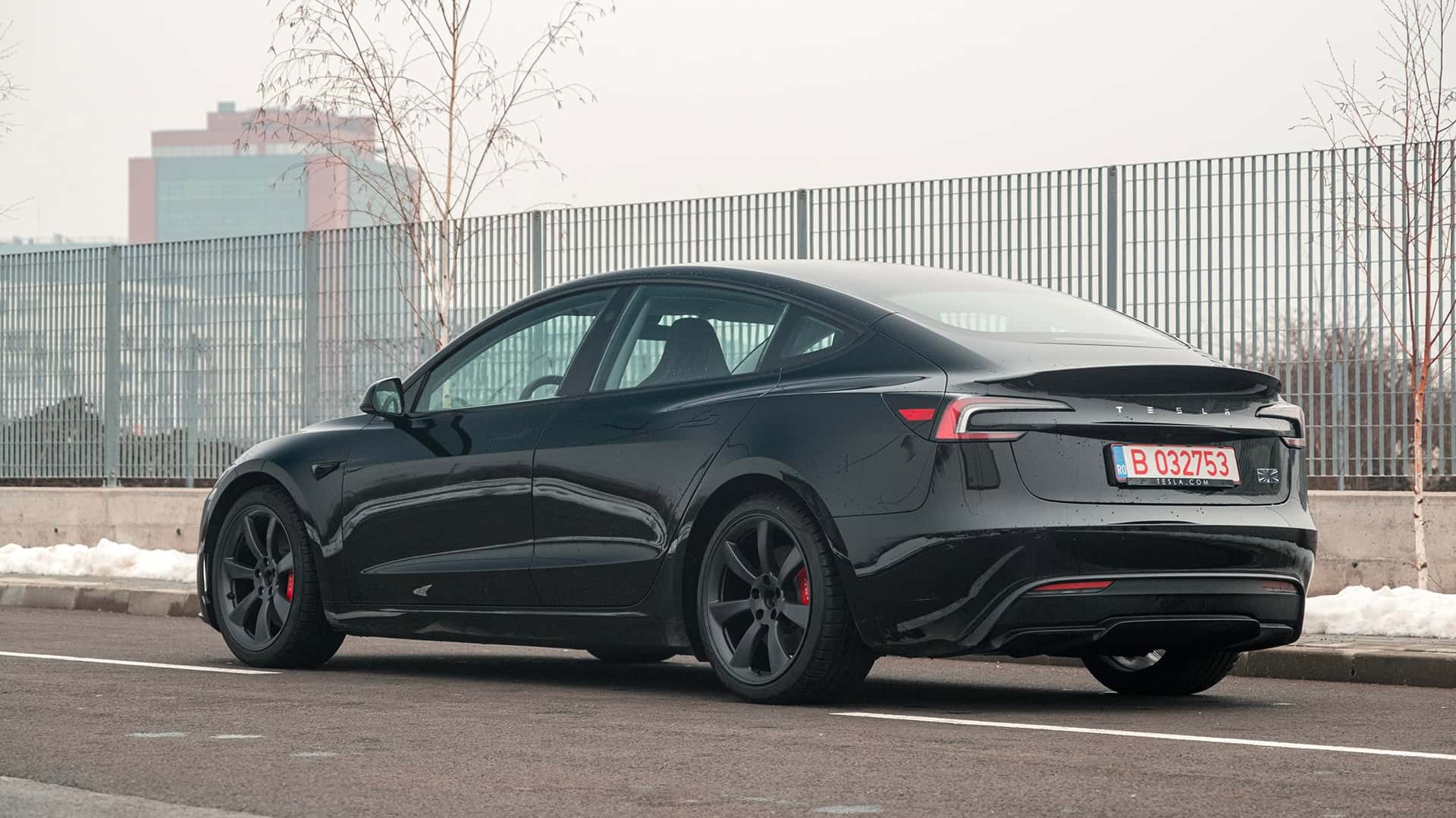 Tesla Considera un Model 3 "Plaid" con Tres Motores, pero las Prioridades Son Otras