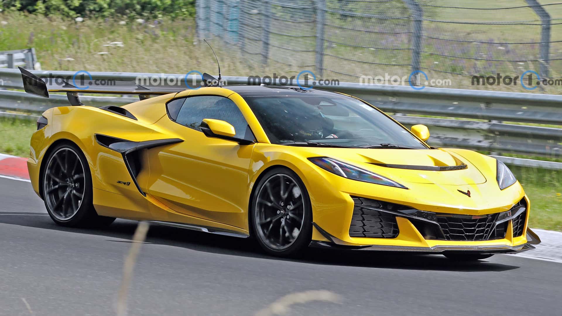 https://cdn.motor1.com/images/mgl/1Z1LNX/s1/2026-chevrolet-c8-corvette-zora-spy-shots-undisguised-exterior-38.jpg