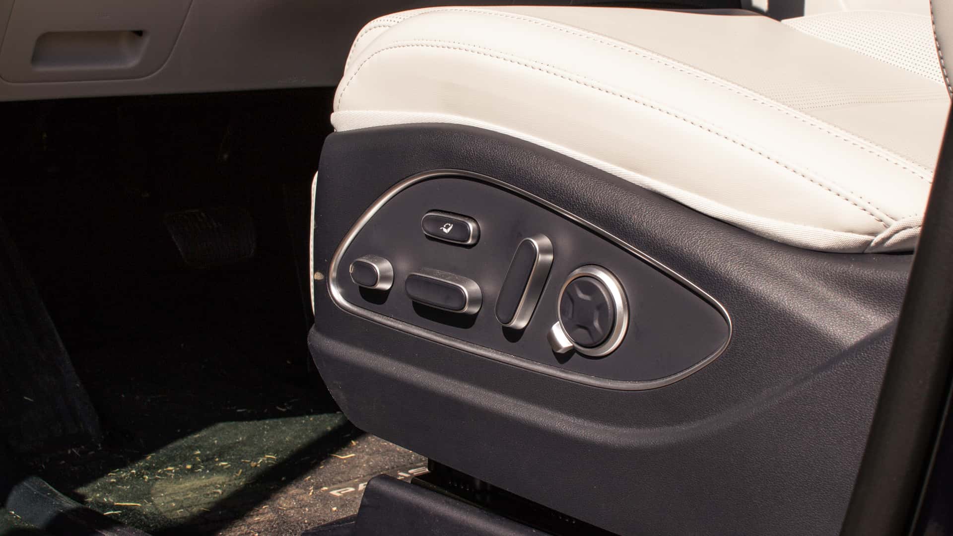 https://cdn.motor1.com/images/mgl/1Z1MJK/s1/2026-hyundai-palisade-review.jpg