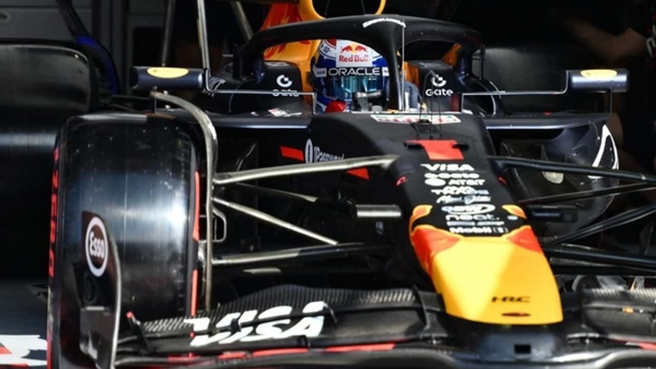 F1: Verstappen 'toma' pole de Sainz no quali caótico em Baku