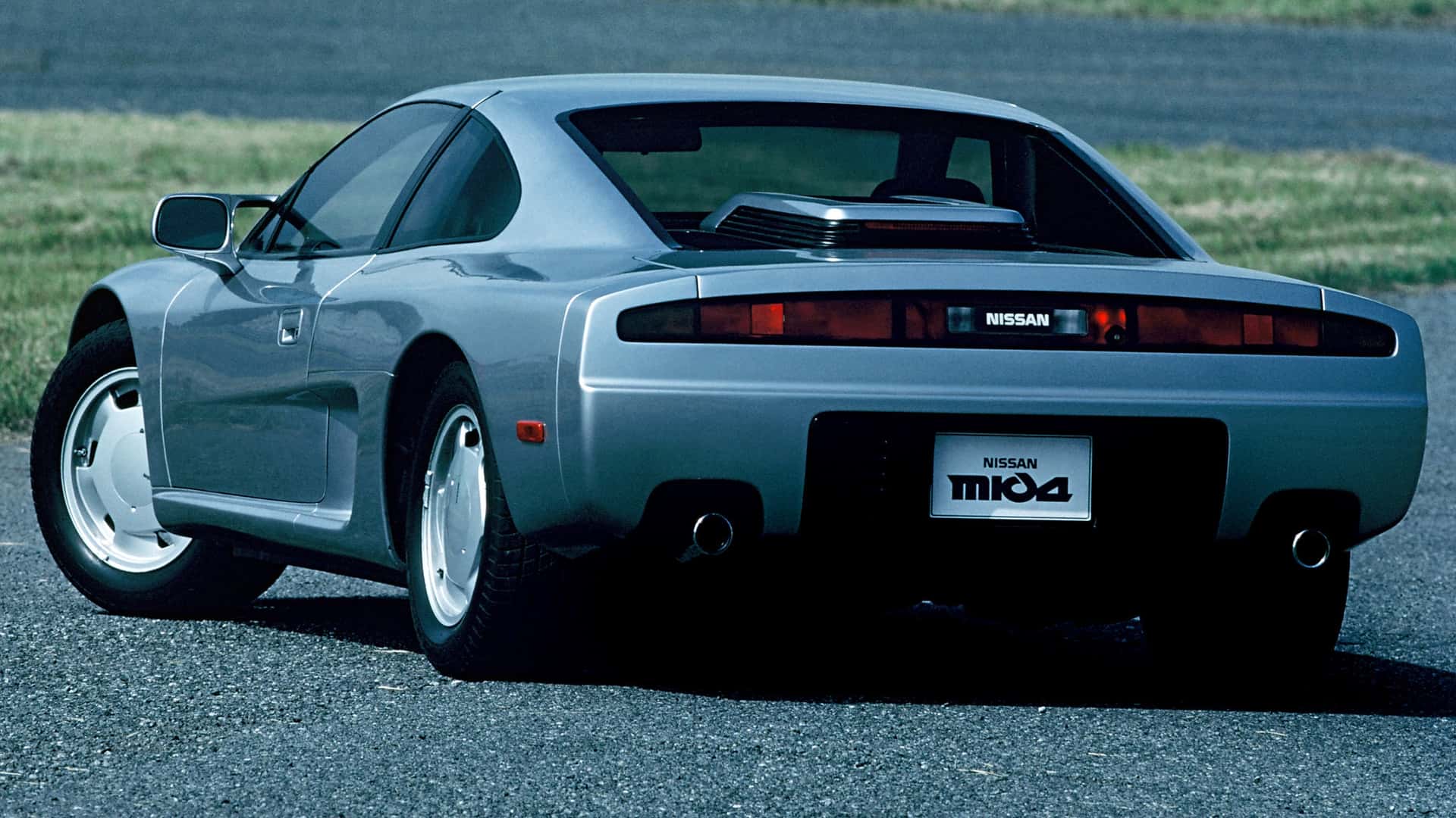 قبل R35 GT-R، كادت نيسان أن تصنع سيارة خارقة بمحرك وسطي