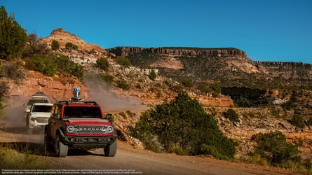 Google Sokak Görünümü kamerasına sahip Ford Bronco