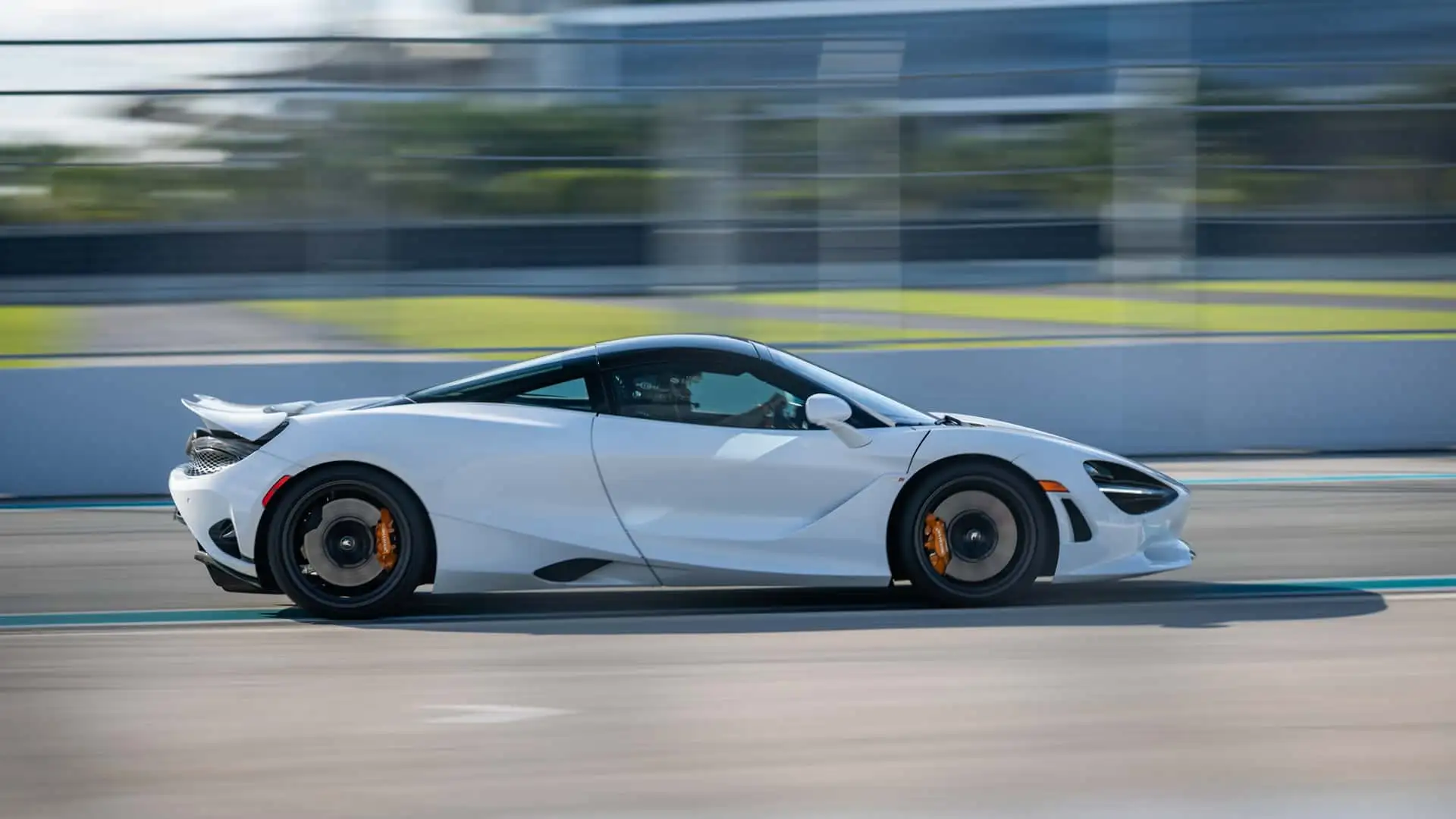 https://cdn.motor1.com/images/mgl/1Z2vRL/s1/miami-international-autodrome-mclaren-750s.webp