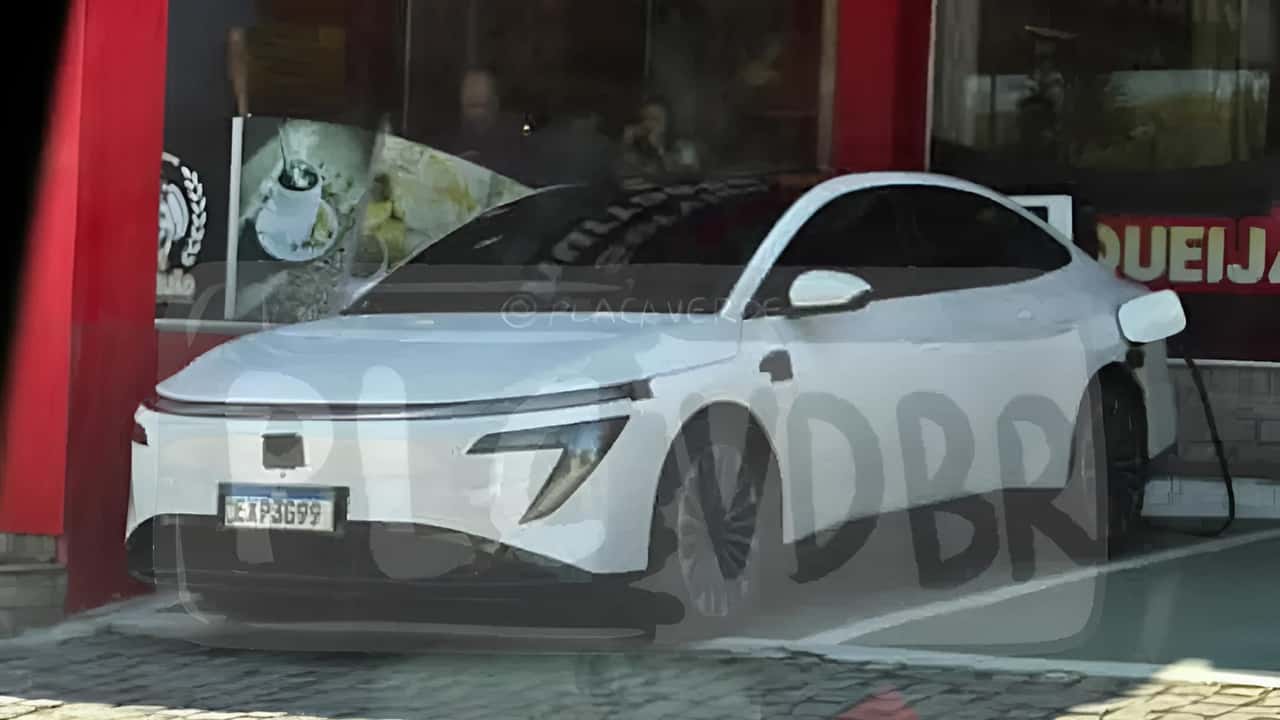 Nissan N7 é flagrado em Maricá: sedã elétrico aparece em ponto de recarga