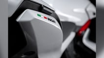 2024 Ducati SuperSport 950 S - Stripe Livery - Ducati Tricolor Closeup