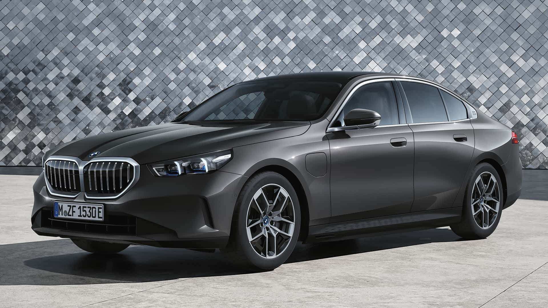 Novo BMW Série 5 plug-in híbrido faz até 28,6 km/l e chega por R$ 574.950