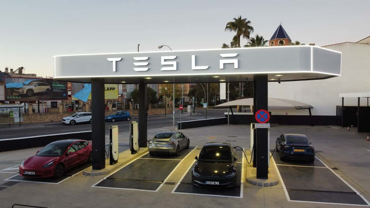 Distributore carburanti convertito in stazione Tesla Supercharger