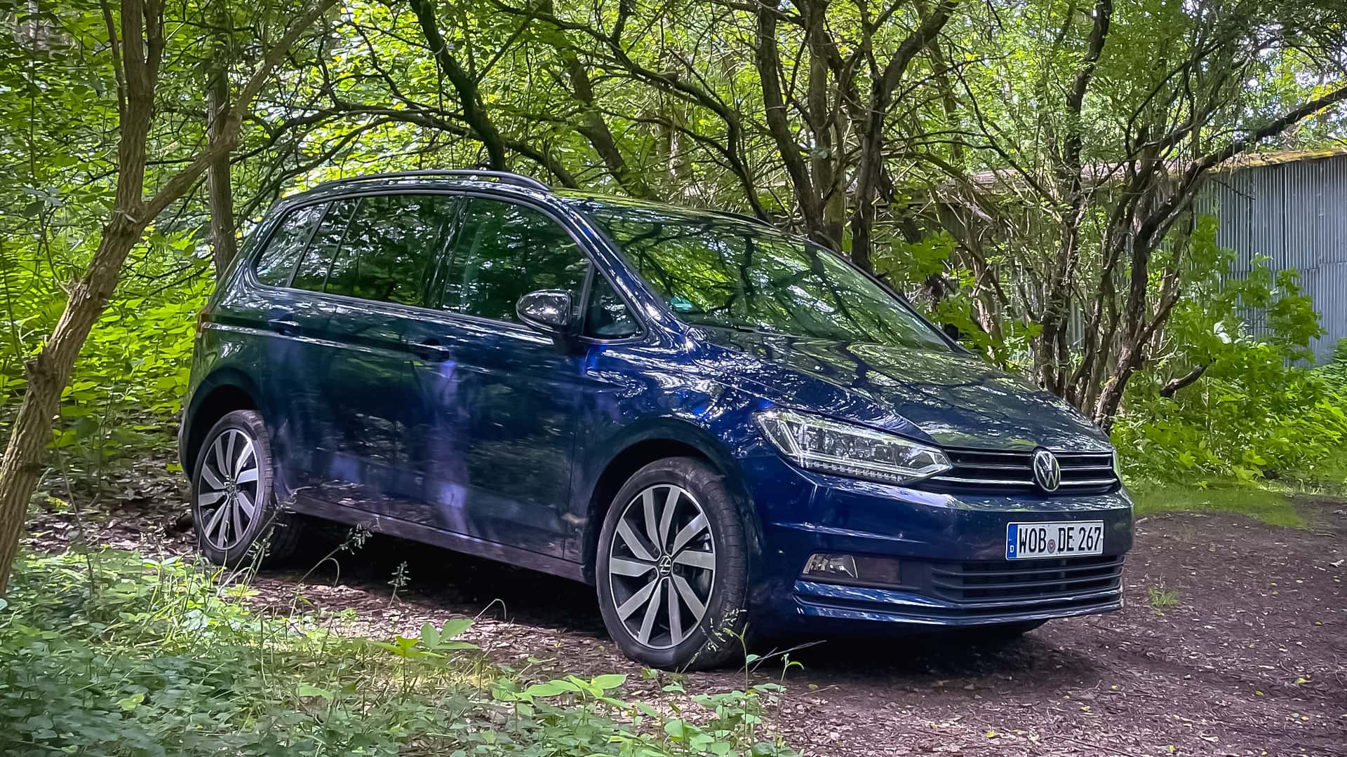 https://cdn.motor1.com/images/mgl/1ZEo89/s1/vw-touran-2.0-tdi-highline-2024-im-test.jpg