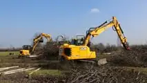 Escavatori JCB: abbattono un frutteto