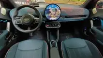 Mini Aceman (2025): Schicke Cockpit-Gestaltung mit rundem Touchscreen, Plexiglaslösung fürs Head-up-Display und viel Ambientelicht