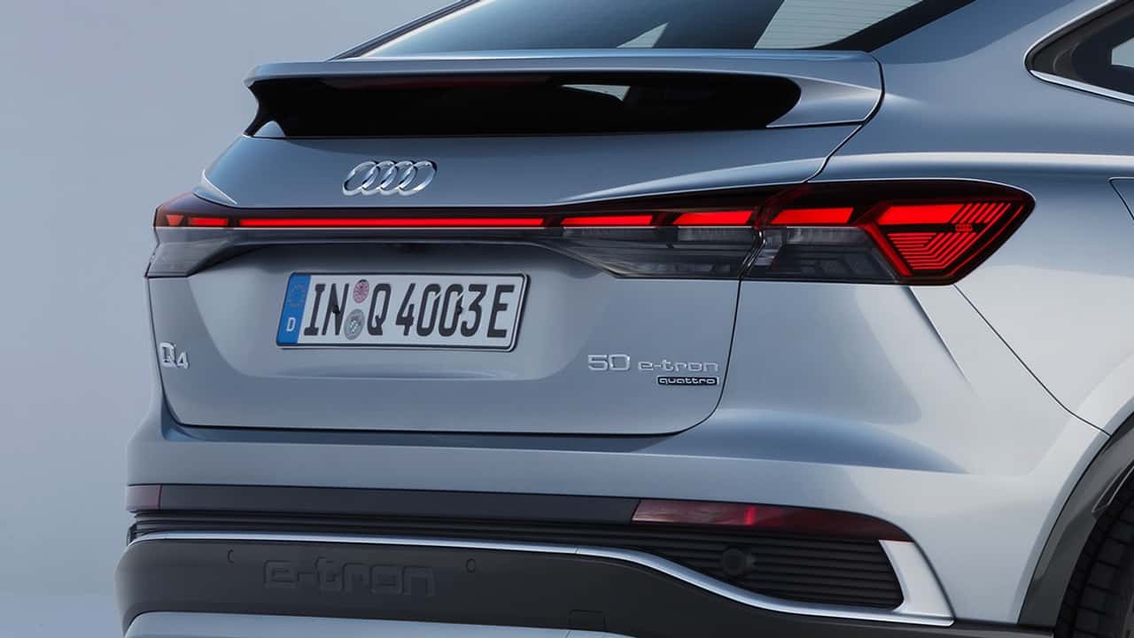 Audi Q4 e-tron Sportback von 2021 mit Zahlen am Heck
