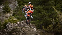 590302_MY25_KTM_300_EXC_XC-W_HARDENDURO_01_ACTION_EXC HARDENDURO