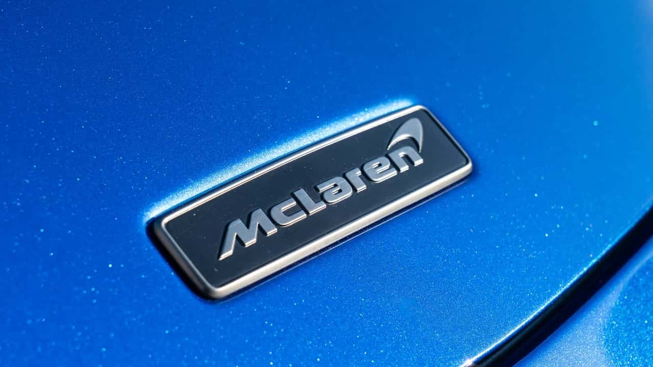 Il logo di McLaren sulla Artura Spider