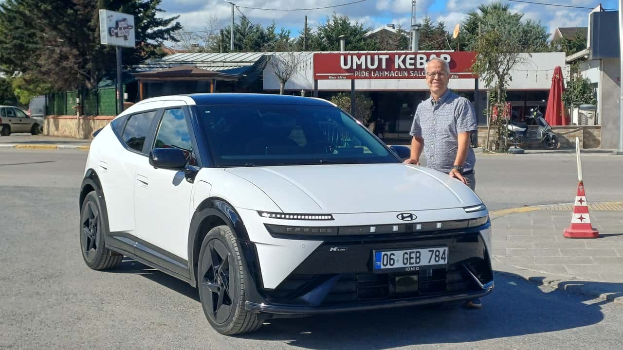 Der gefahrene Hyundai Ioniq 3 N-Line Evo mit Autor Stefan Leichsenring in der Türkei