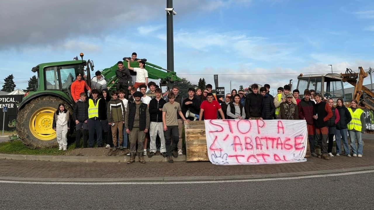 francia-il-6-ottobre-i-trattori-affiancano-i-liceali-dieci-sezioni-della-confede