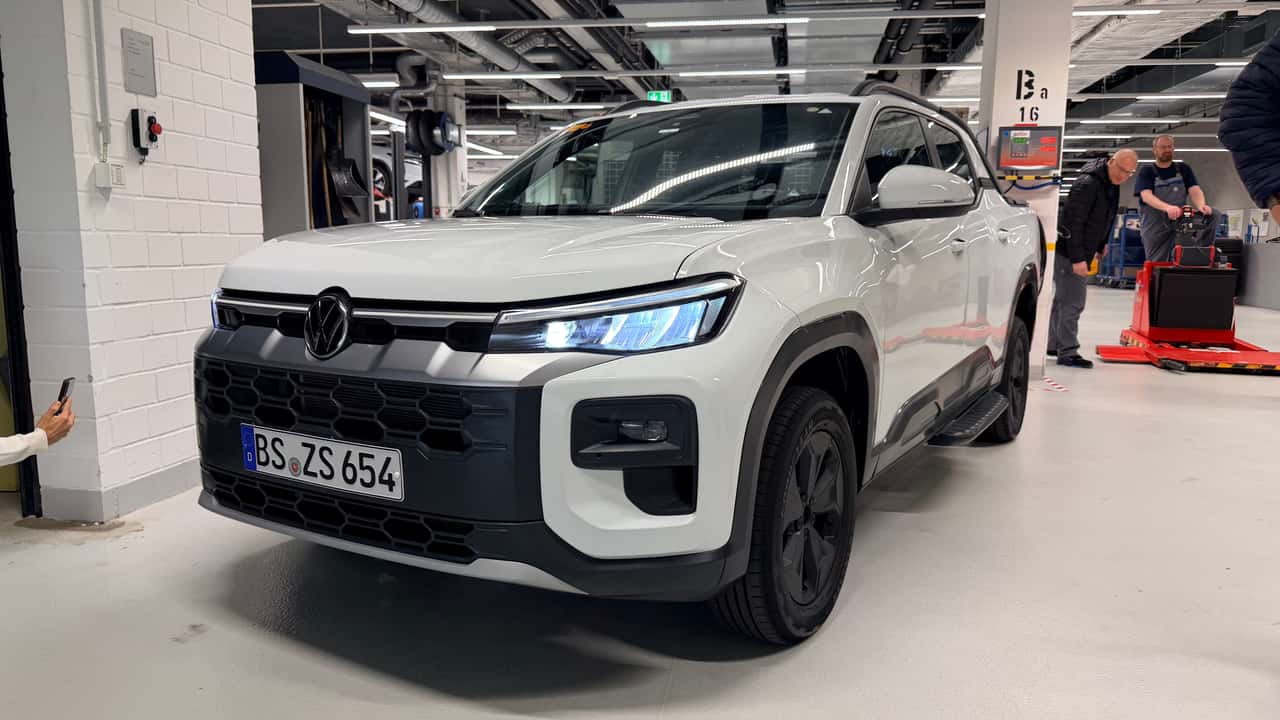 Nova versão intermediária da VW Tukan aparece na Alemanha; lançamento será em 2027 com híbrido-leve