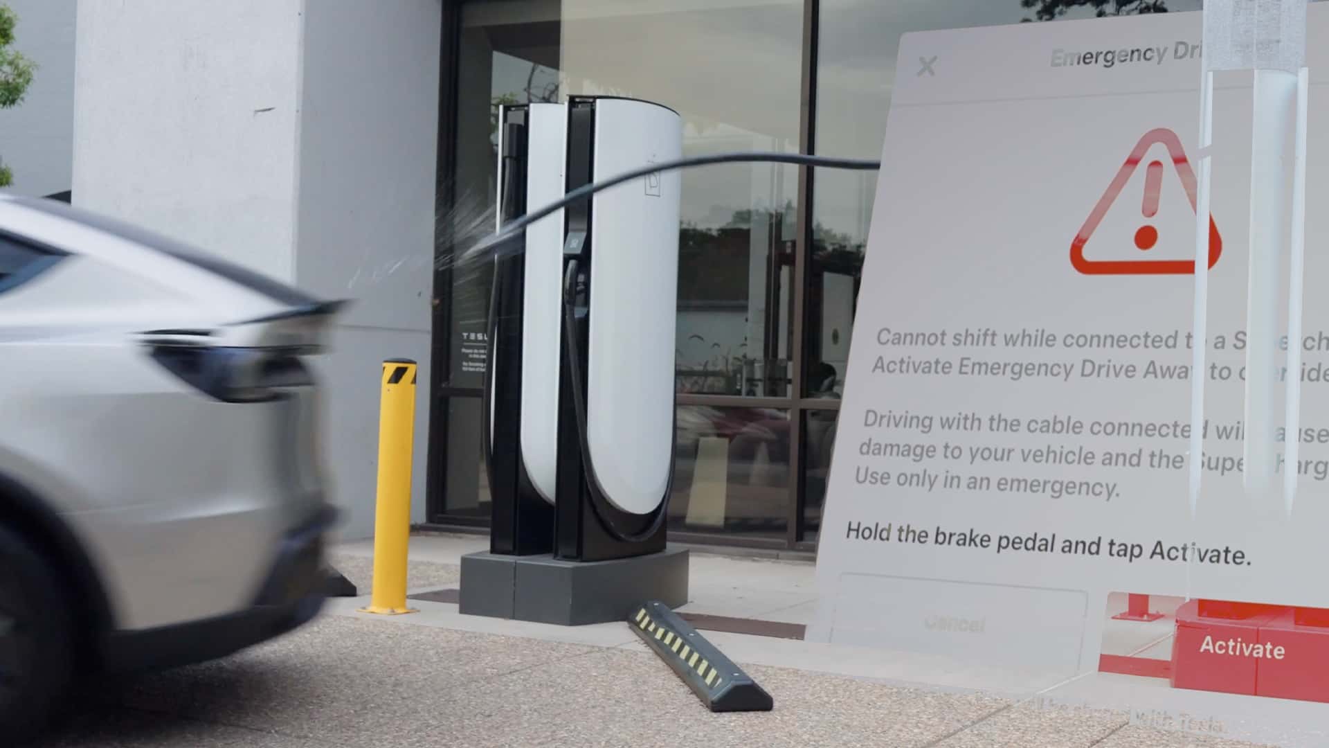 Tesla introduce "Emergency Drive Away": para escapar de situaciones peligrosas en Supercargadores