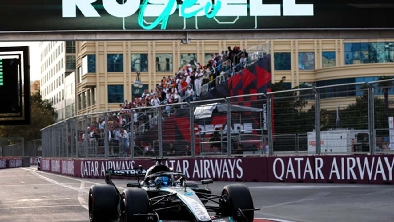 F1: Russell passa ileso pelo caos de Baku, segura ímpeto de Verstappen e vence GP do Azerbaijão; Bortoleto é P15