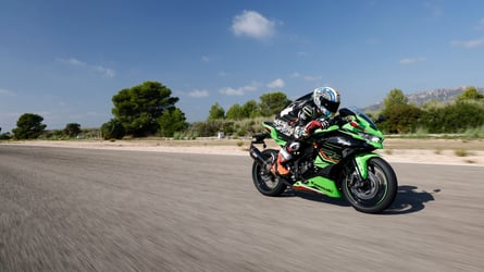 Nexzu Bazinga vs Kawasaki Ninja ZX-10R - ZigWheels.com - Kawasaki Zx-10R-Electric-Ride-Reviews