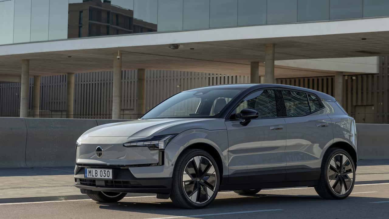 Volvo EX30 (2024): Ansicht von schräg vorne