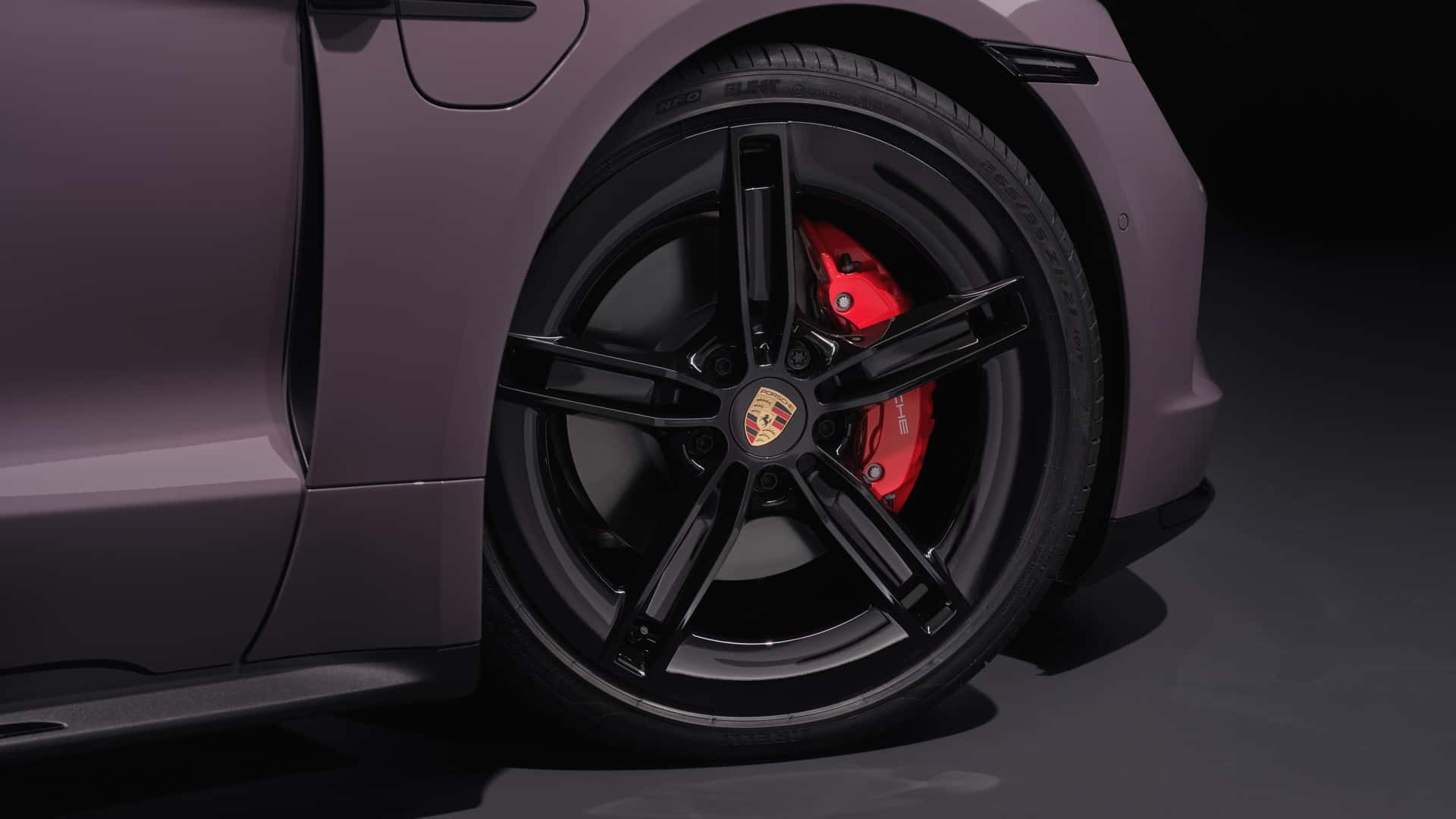 https://cdn.motor1.com/images/mgl/1ZQMJp/s1/porsche-taycan-sport-turismo-2024.jpg