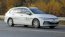 Foto spia del lifting facciale della Volkswagen Golf Variant 2024