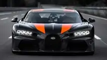 Dianteria intimidadora do Bugatti Chiron Super Sport 300 na pista