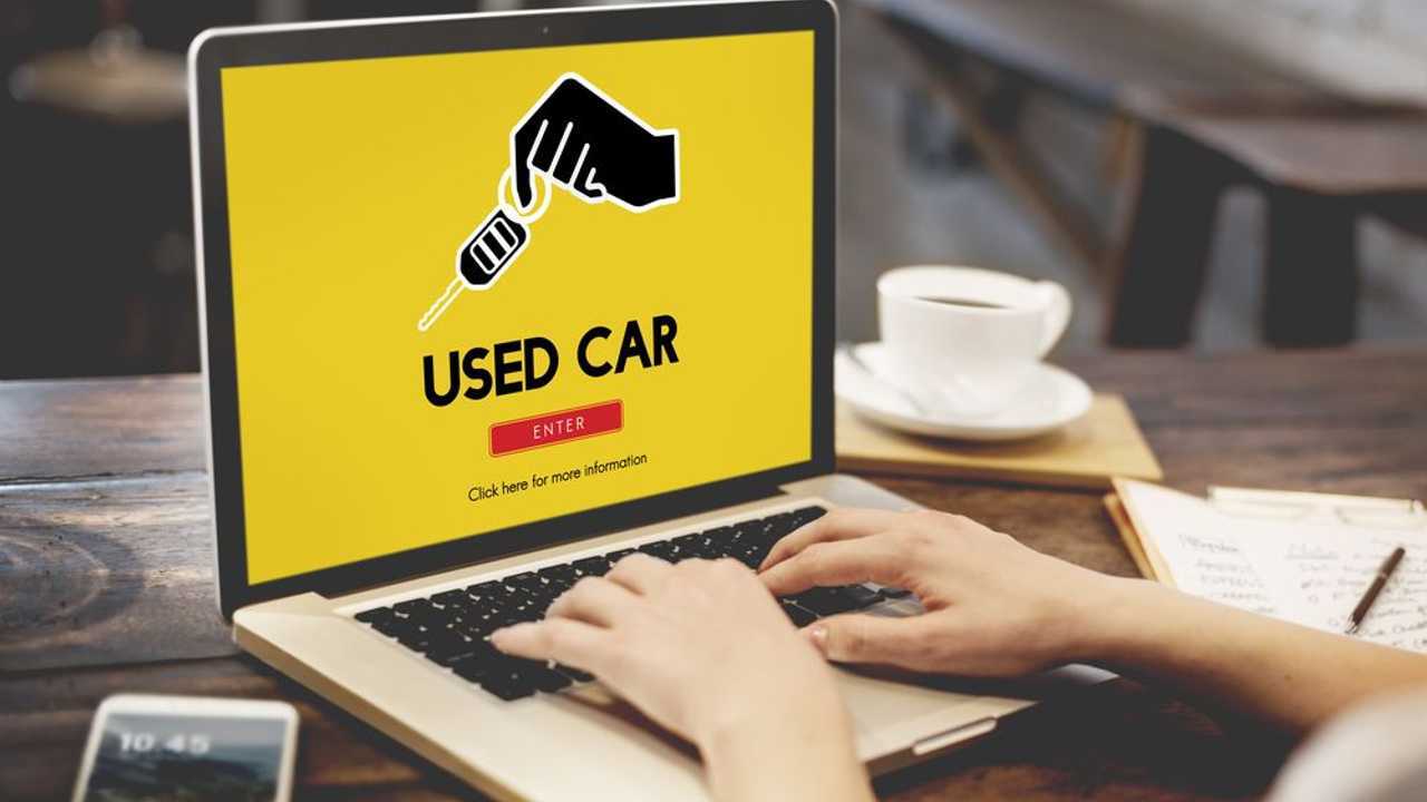 Ilustrasi transaksi pembelian mobil bekas secara online dari Lifepal.co.id