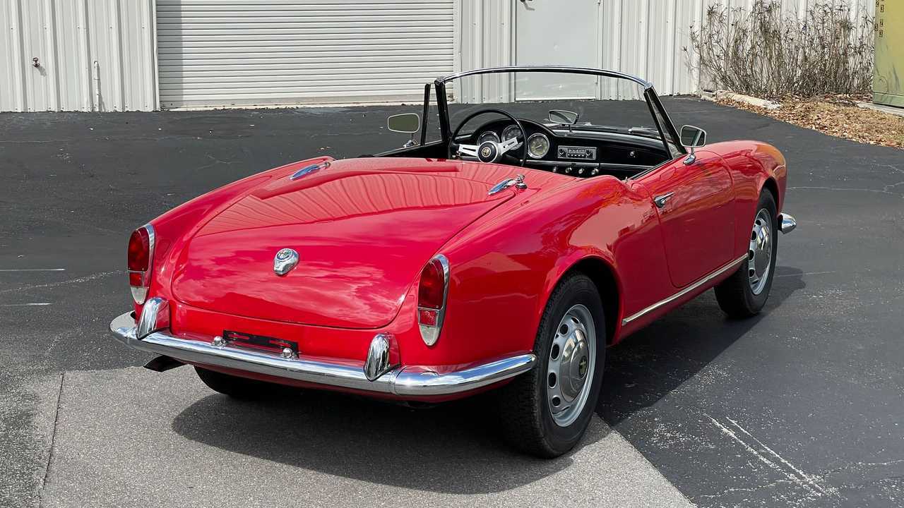 Foto - 1965 Alfa Romeo Giulia Spider Veloce 1600 by Pininfarina