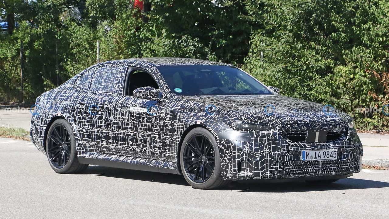Nuova BMW M5, le foto spia dell'ibrida plug-in